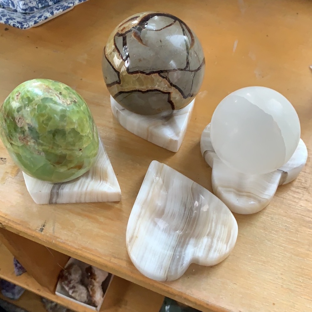 White onyx suit ashtrays vintage      CCready